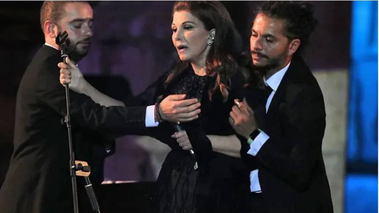 الفنانة ماجدة الرومي تتعرض للإغماء فوق خشبة مسرح "جرش"
