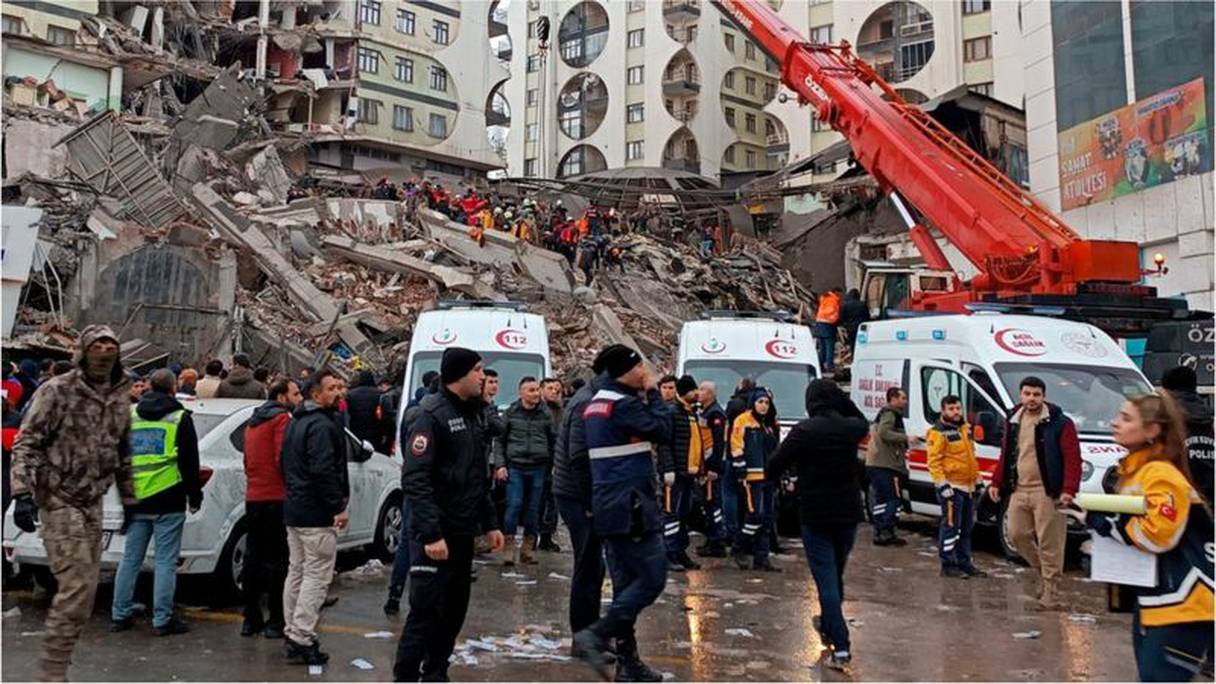 فرق الإنقاذ تواصل البحث عن ناجين من زلزال جنوب تركيا
