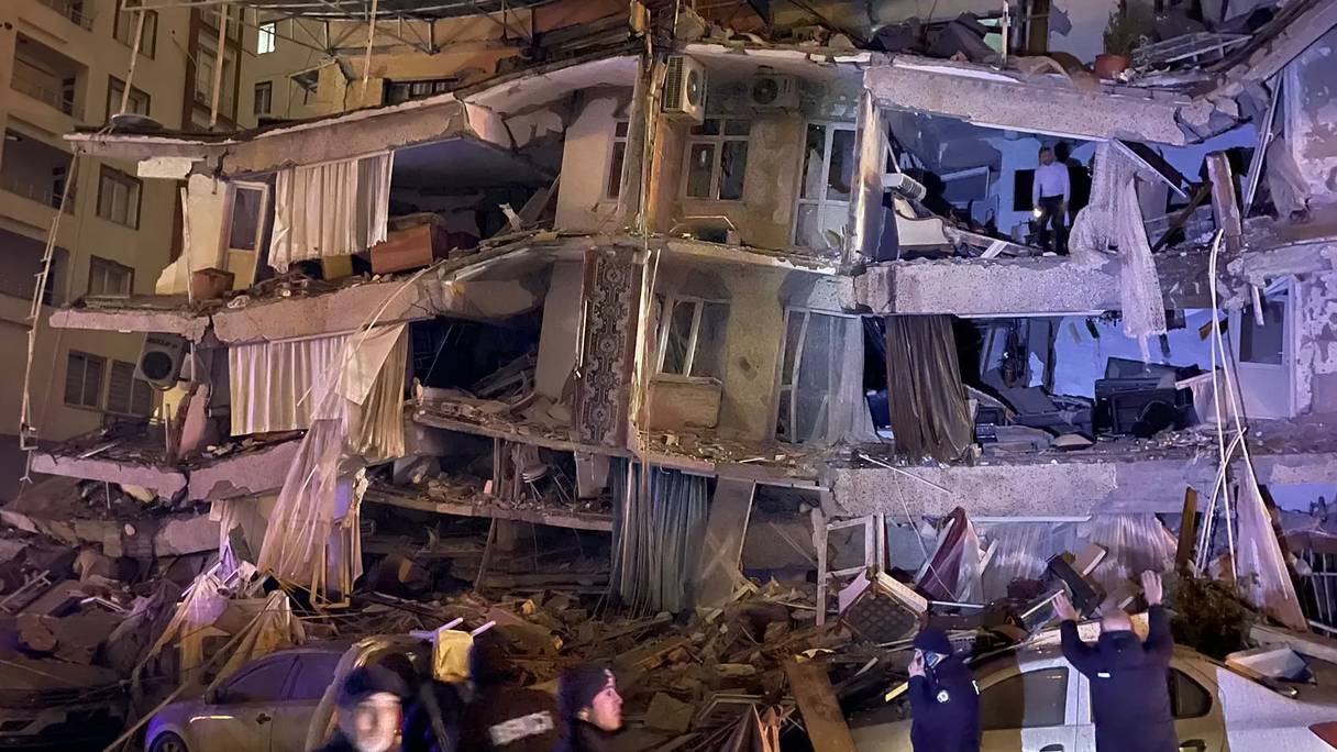 زلزال قوي يضرب جنوب تركيا ويخلف مئات القتلى