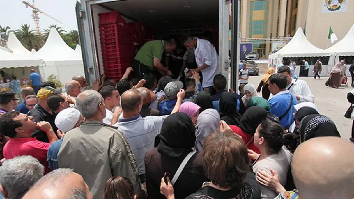 صورة من الأرشيف-مواطنون جزائريون ينتظرون الحصول على بعض المواد الأساسية