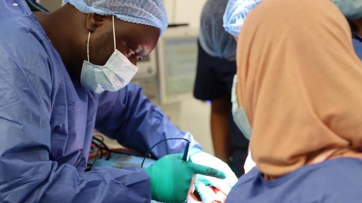 المستشفى الجامعي الدولي محمد السادس ببوسكورة يبرع في جراحة ترميم الفك السفلي بطبعات ثلاثية الأبعاد من التيتانيوم
