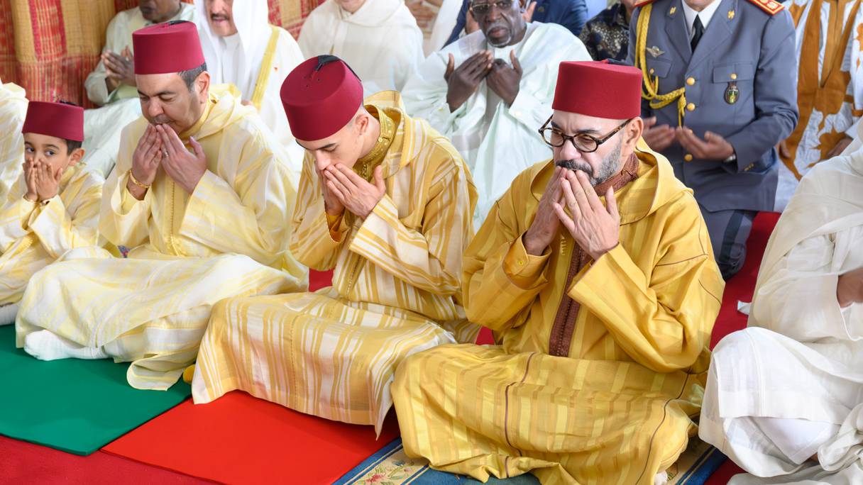Le Roi Mohammed VI a accompli, samedi 22 avril 2023, la prière de l’Aïd Al-Fitr à la Mosquée Al Mohammadi à Casablanca.
