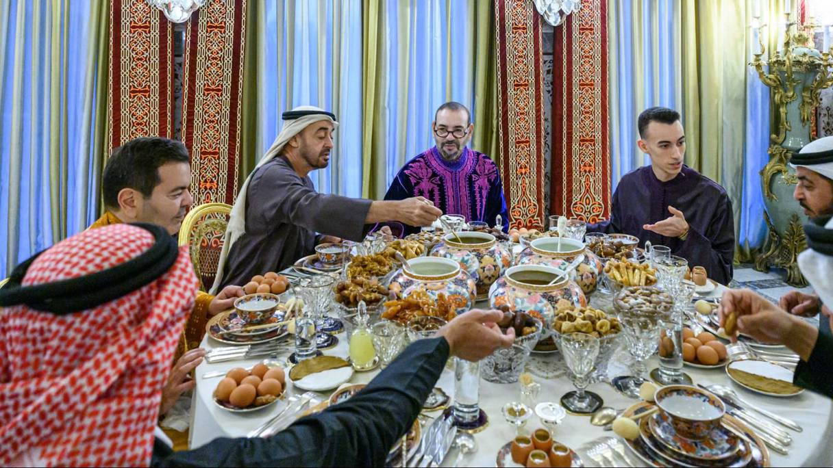 الملك يقيم مأدبة إفطار على شرف ولي عهد أبو ظبي
