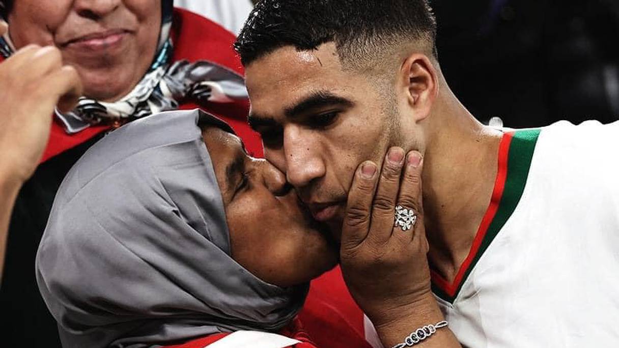 أشرف حكيمي ووالدته بعد فوز المغرب على بلجيلكا في كأس العالم بقطر