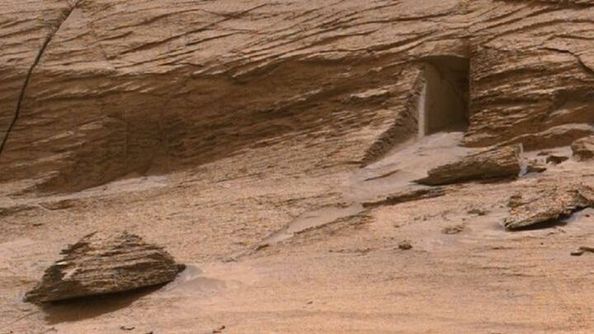 صورة لتجويف صخري يشبه الباب بكوكب المريخ، ملتقطة من روبوت "Curiosity" بتاريخ 7 ماي 2022

