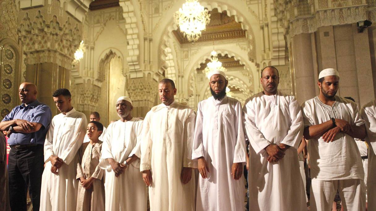 صورة من الأرشيف . مصلون يؤدون التراويح بمسجد الحسن الثاني بالدار البيضاء