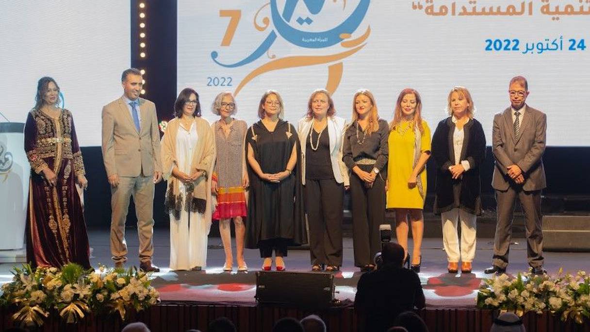 الوزيرة عواطف حيار تتوج الفائزات بجوائز ''تميز للمرأة المغربية"

