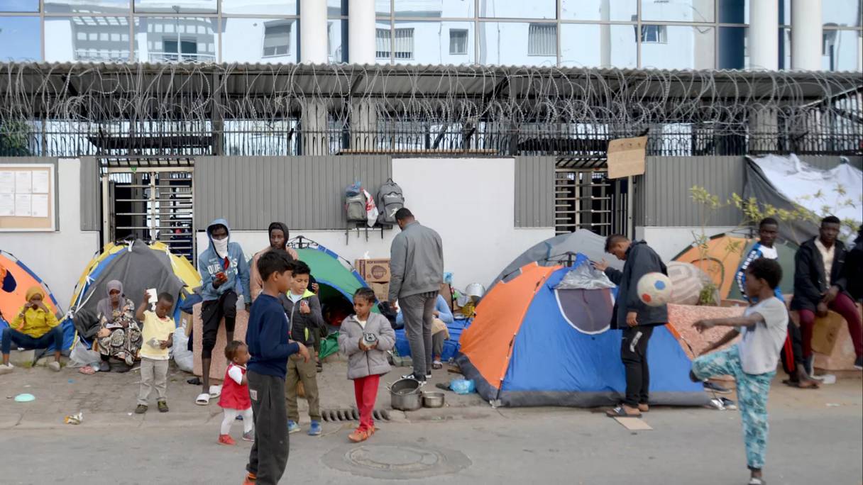 مهاجرون أمام مقر مفوضية شؤون اللاجئين في تونس العاصمة