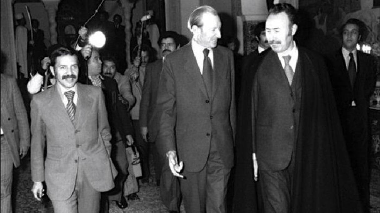 الرئيس الجزائري الأسبق هواري بومدين (يمين) ووزير خارجيته الشاب عبد العزيز بوتفليقة (يسار)، مع الأمين العام للأمم المتحدة كورت فالدهايم (وسط)، في الجزائر العاصمة، عام 1975.
