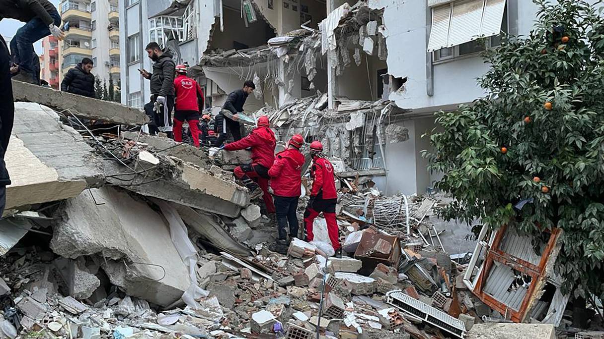 رجال الإنقاذ يواصلون البحث عن ناجين تحت أنقاض زلزال تركيا