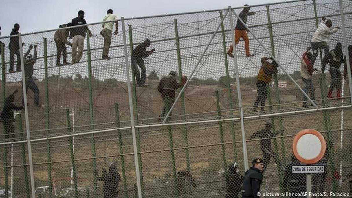 مهاجرون يحاولون تسلق السياج الفاصل بين مدينتي الناظور ومليلية
