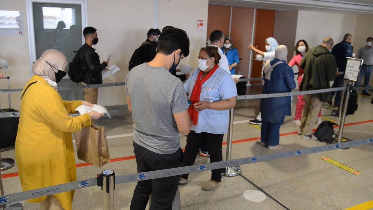 تدابير جائحة كورونا في أحد المطارات المغربية

