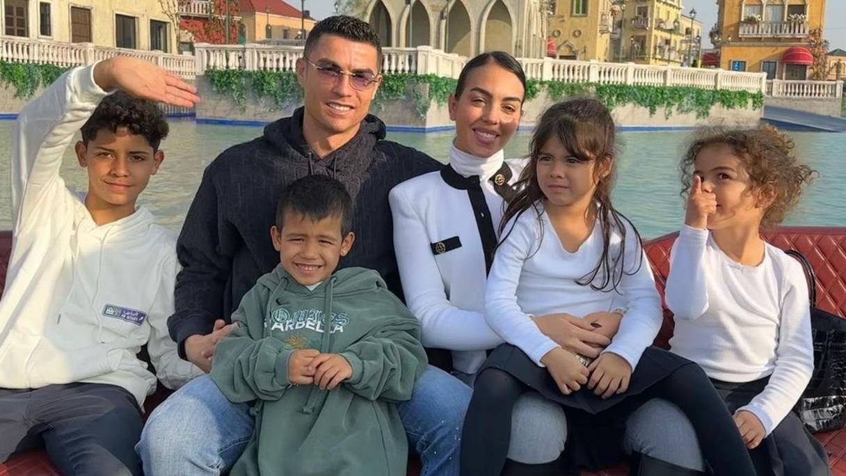 رونالدو رفقة عائلته بالسعودية

