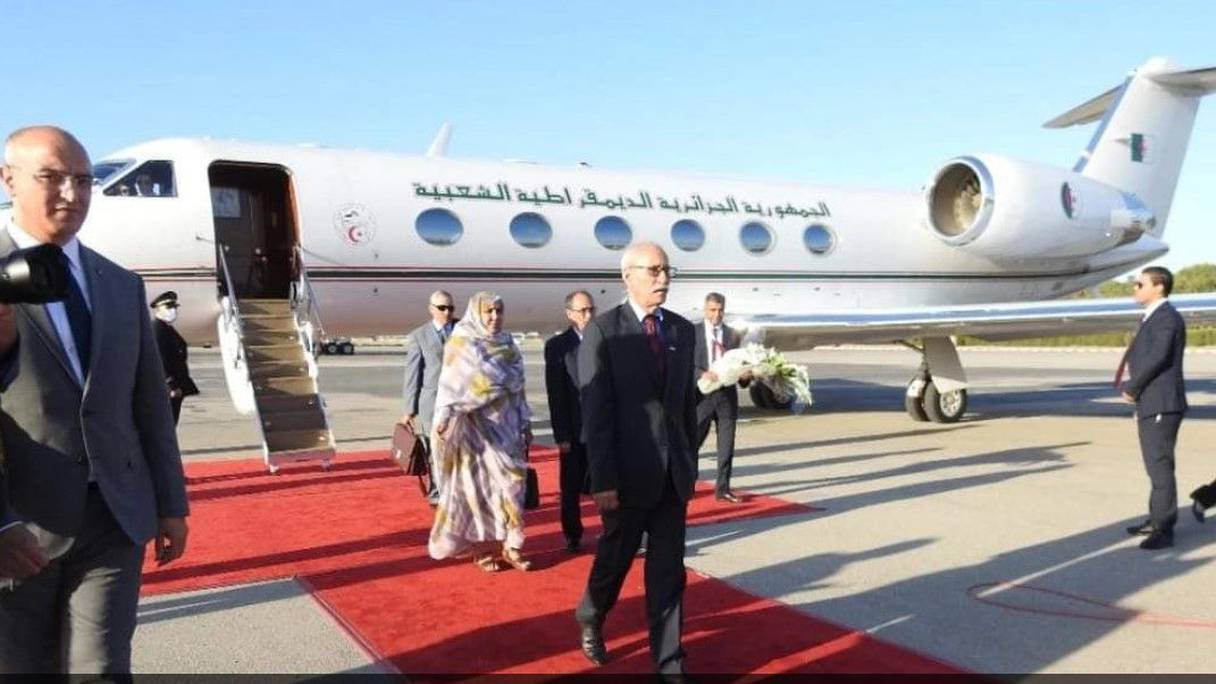 إبراهيم غالي وخلفه الطائرة الرئاسية الجزائرية
