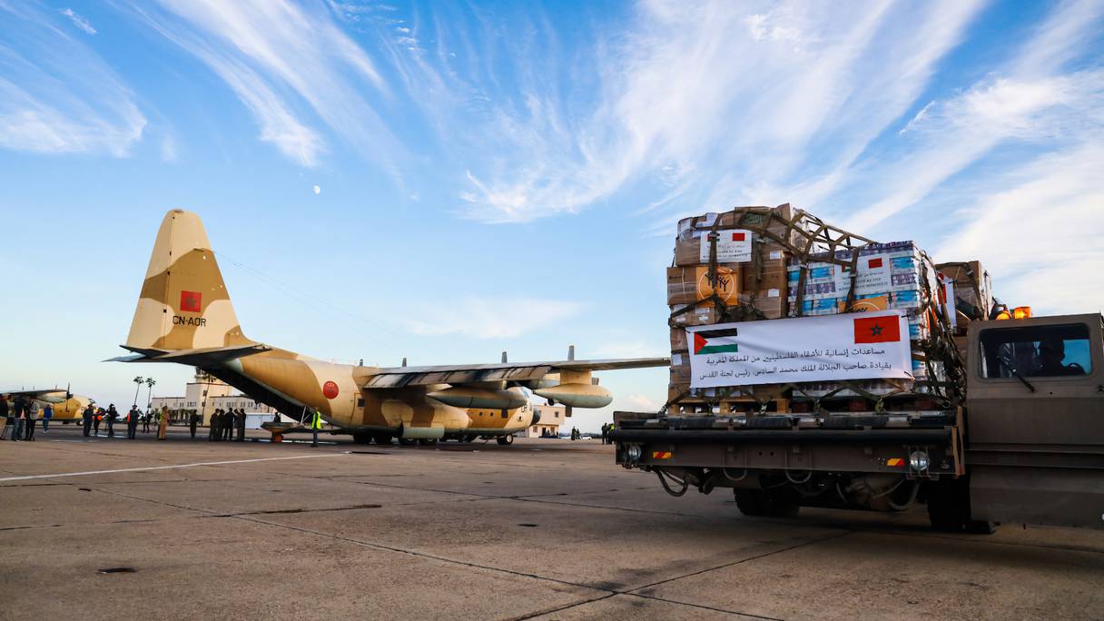 Deux avions militaires marocains transportant des secours d’urgence pour les Palestiniens, avant leur décollage en direction de l’aéroport d’Al-Arish, dans l’est de l'Égypte, le mardi 24 octobre 2023.