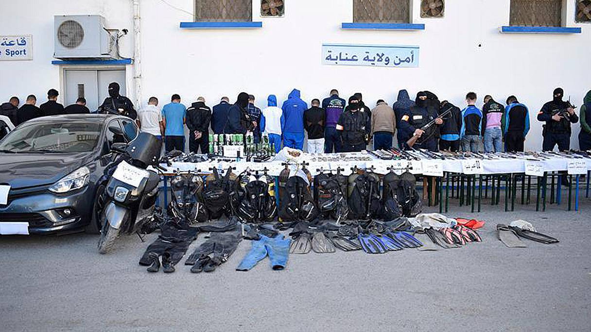 Les 59 membres du gang algérien arrêtés mardi dernier à Annaba et leur imposant arsenal.