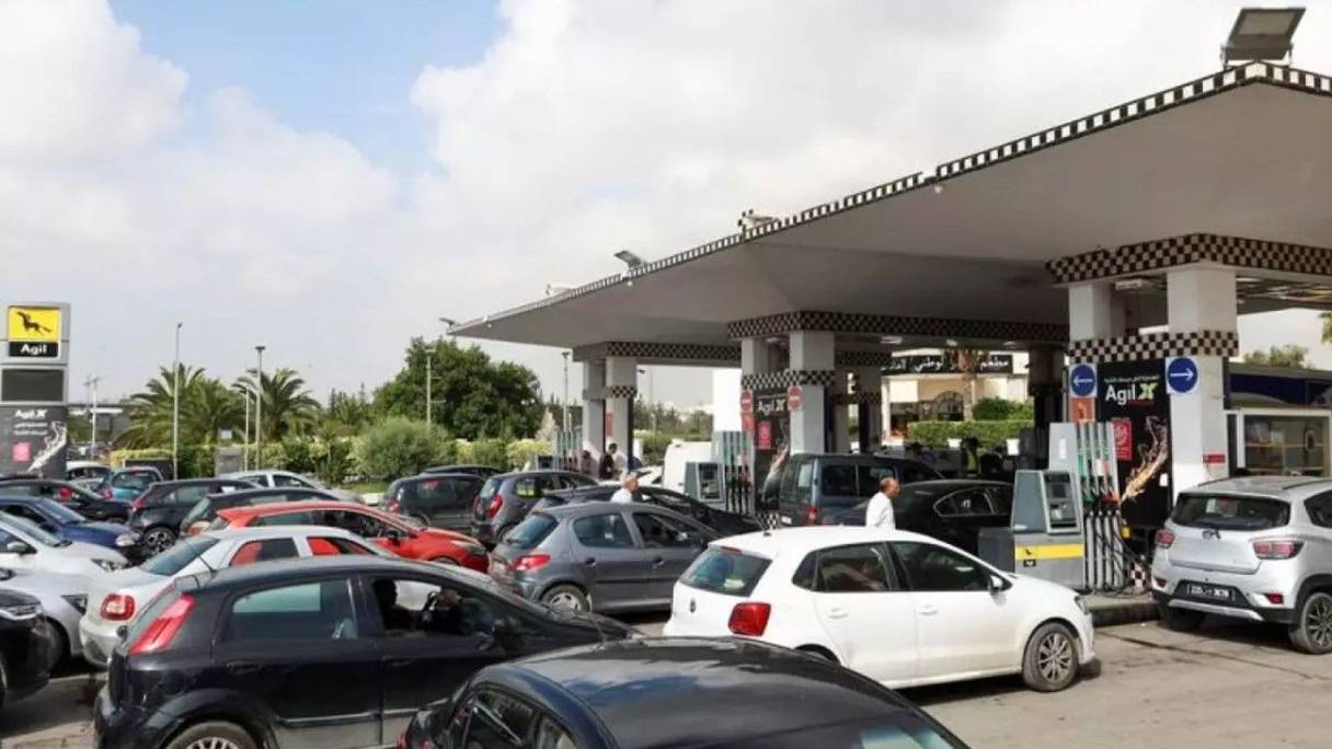 طوابير في تونس بمحطات التزود بالوقود
