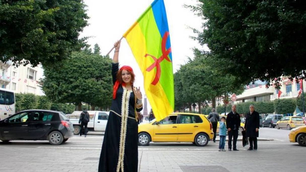 مغربية تحمل علم الأمازيغ (صورة تعبيرية)

