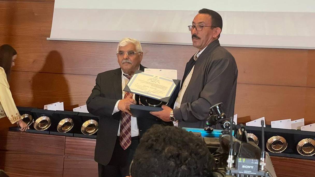 الكاتب الطيب أمكرود يتسلم جائزة الثقافة الأمازيغية

