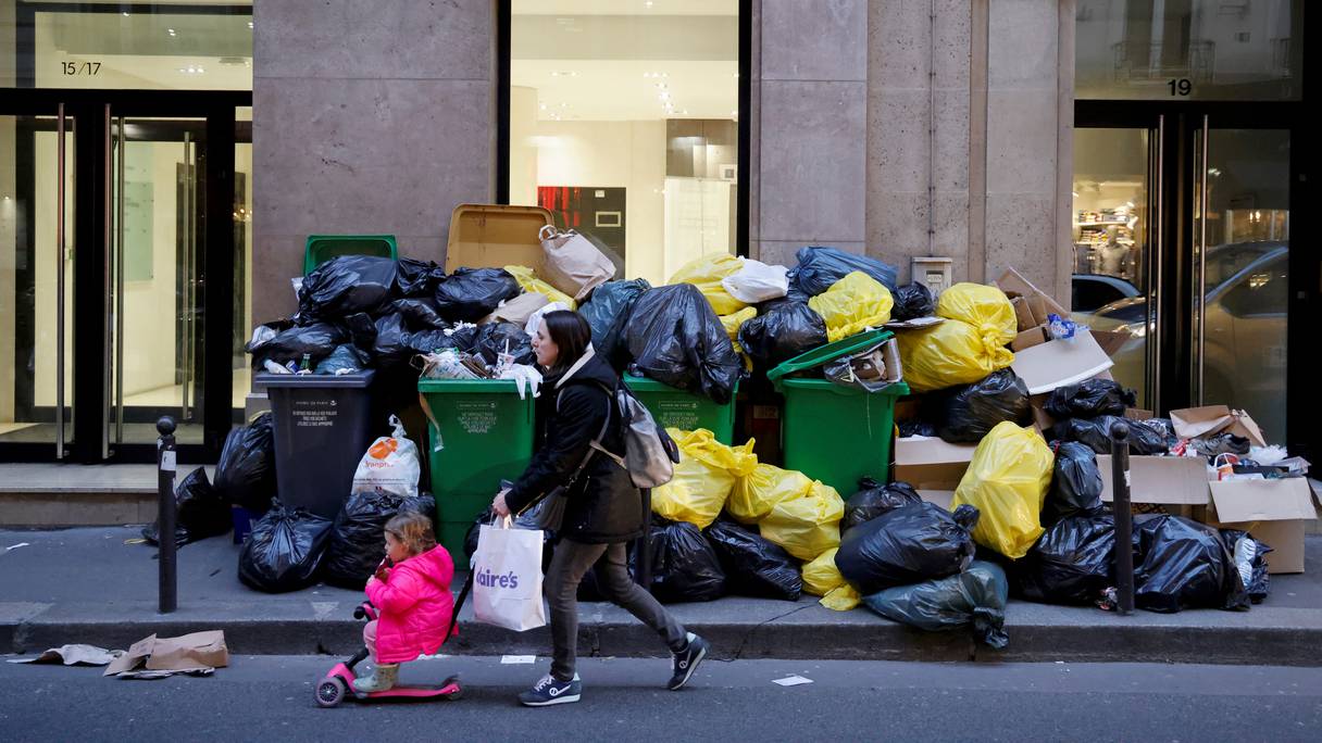 أكوام النفايات تخنق فرنسا