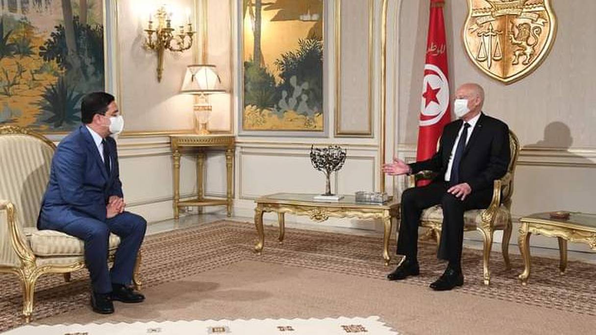 الرئيس التونسي عيس سعيد يستقبل وزير الشؤون الخارجية المغربي ناصر بوريطة.
