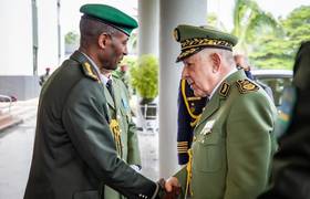 Le général Said Chengriha avec son homologue rwandais à Kigali