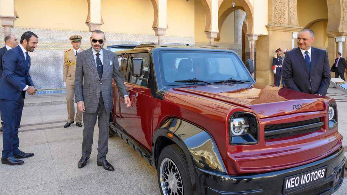 الملك محمد السادس يدشن أول سيارتين من صنع مغربي