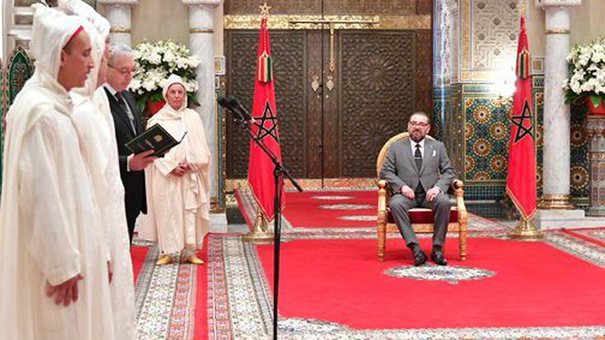 الملك محمد السادس أثناء استقباله للأعضاء الأربعة الجدد المعينين بالمحكمة الدستورية
