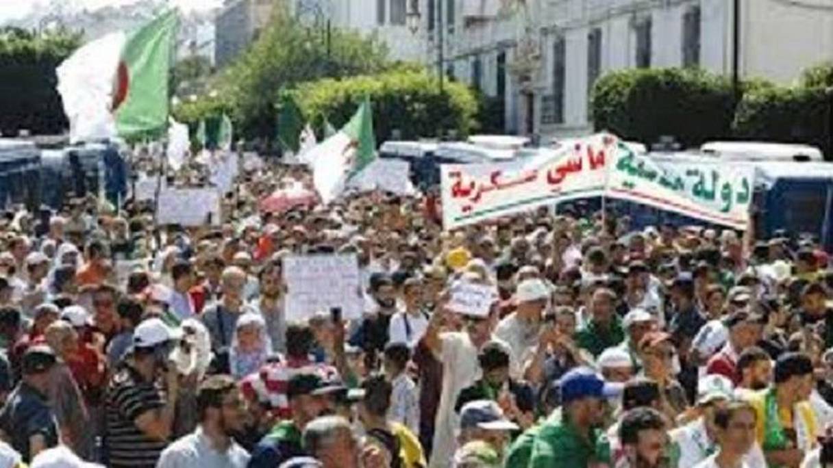 متظاهرون جزائريون يطالبون بـ"دولة مدنية ماشي عسكرية".
