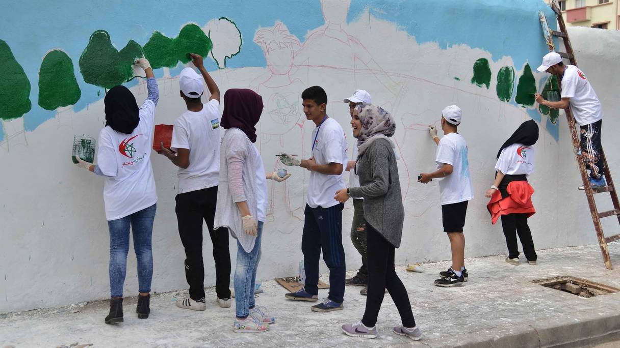 شباب متطوعون خلال حملة لتنظيف شوارع الدار البيضاء
