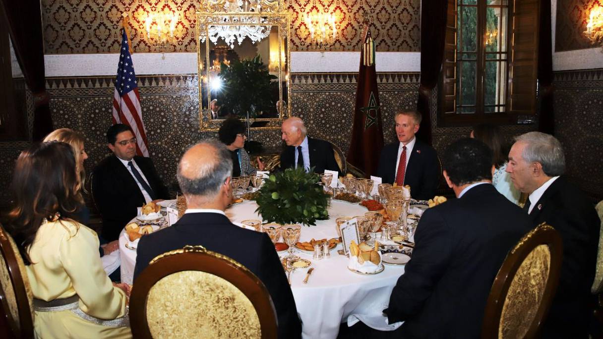 الملك يقيم مأدبة عشاء على شرف وفد من الكونغرس الأمريكي
