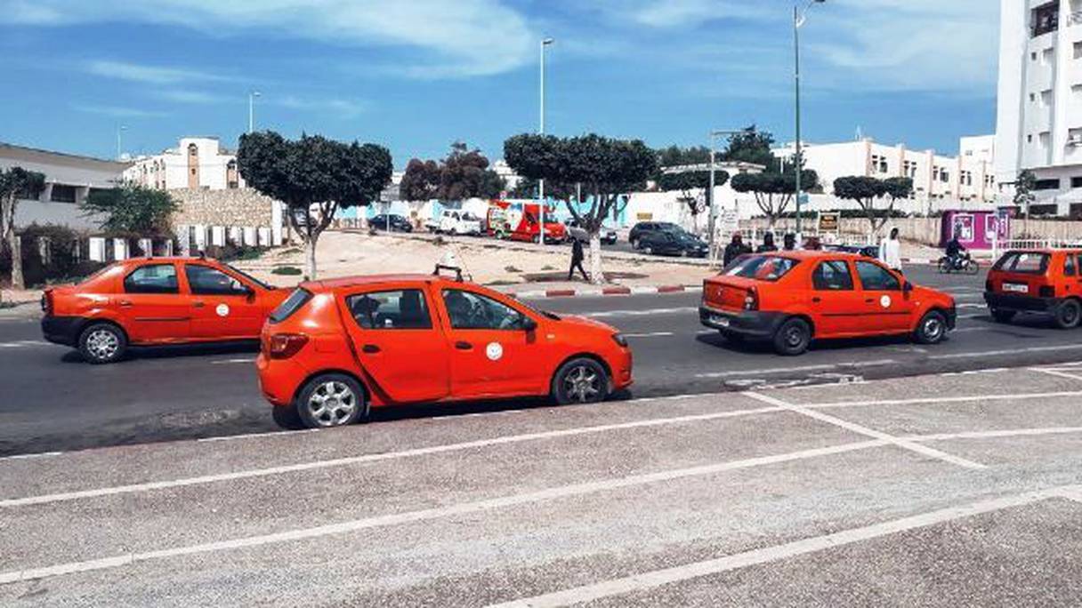 سيارات أجرة بمدينة أكادير (صورة تعبيرية)
