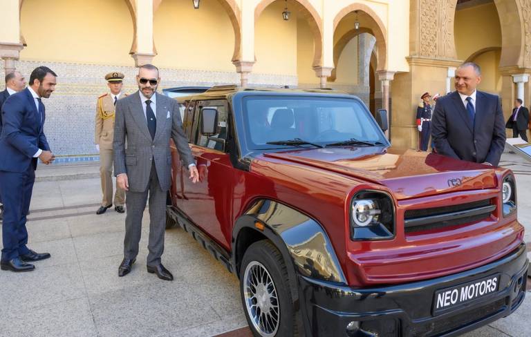 الملك محمد السادس أثناء حفل تقديم نموذج سيارة أول مُصنع مغربي