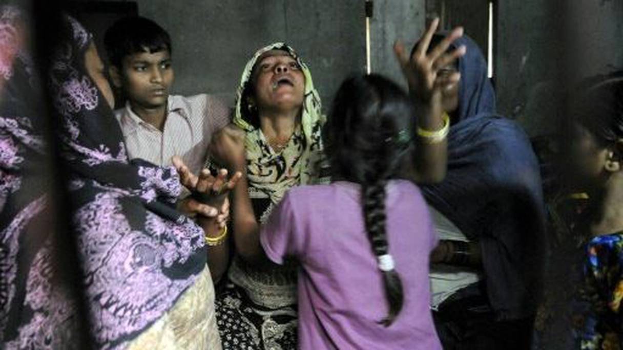 والدة الفتاة الهندية تبكي خلال جنازة ابنتها في غرايتر نويدا قرب نيودلهي 9 مارس 2016
