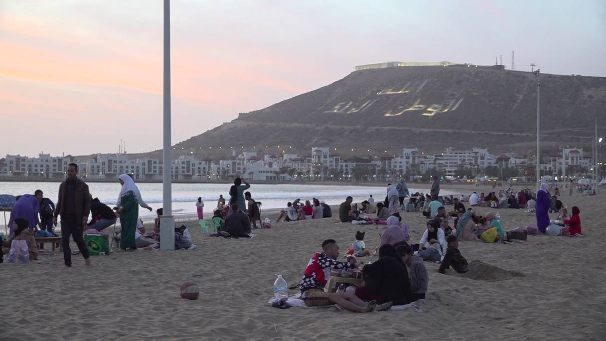 شاهد أجواء الإفطار الرمضاني بشاطئ أكادير