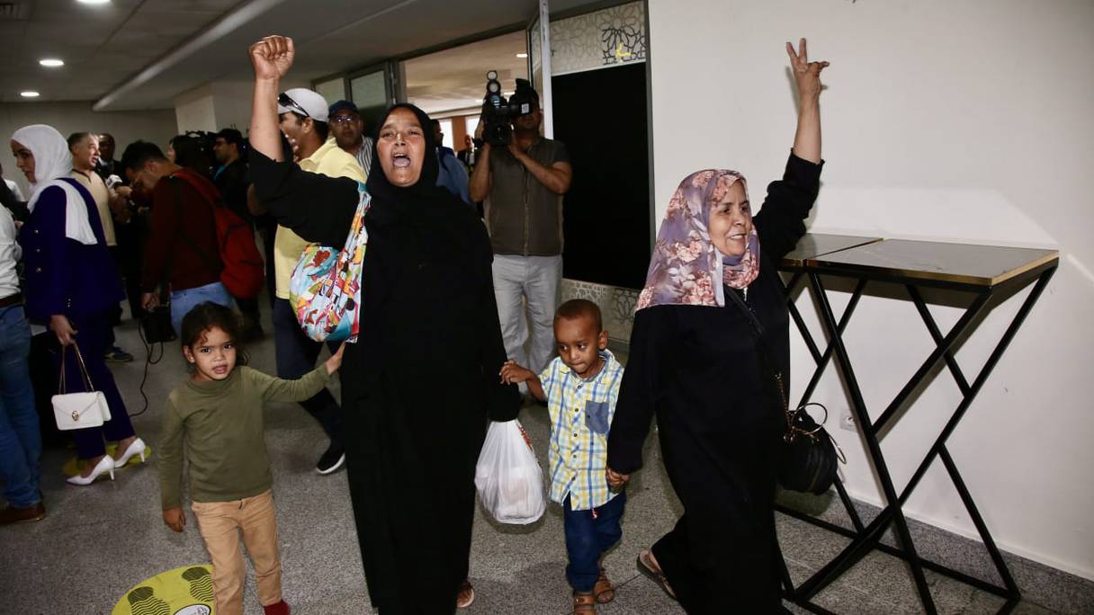 مغاربة قادمون من السودان بمطار محمد الخامس الدولي