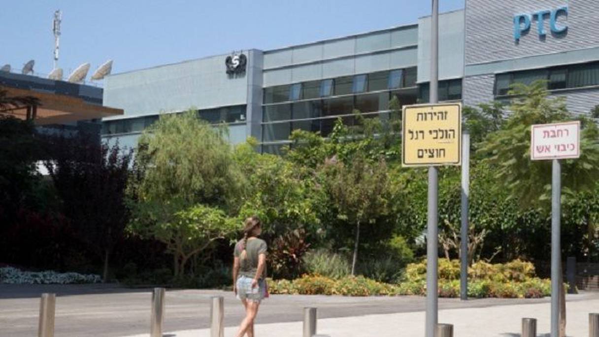 امرأة تمشي أمام المبنى الذي يضم مجموعة NSO الإسرائيلية في هرتسليا، بالقرب من تل أبيب. وتتهم العديد من وسائل الإعلام الشركة الإسرائيلية بتقديم برامج تجسس لحكومات، بما في ذلك المغرب.
