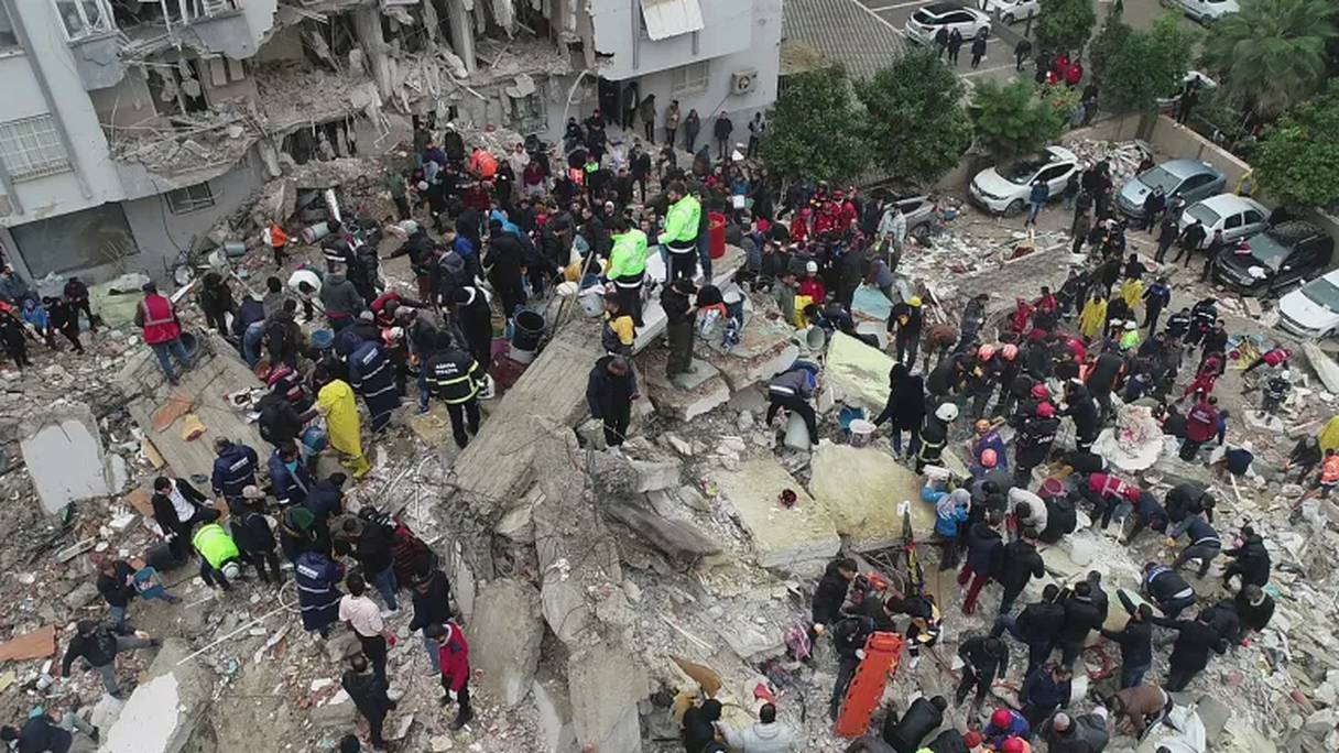 فرق الإنقاذ تبحث عن ناجين بين أنقاض مباني دمرها الزلزال في أضنة التركية