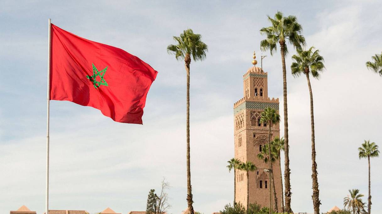 علم المملكة المغربية يرفرف في سماء مدينة مراكش