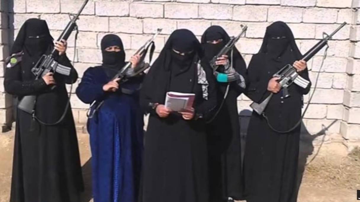 نساء مسلحات ينتمين إلى تنظيم إرهابي