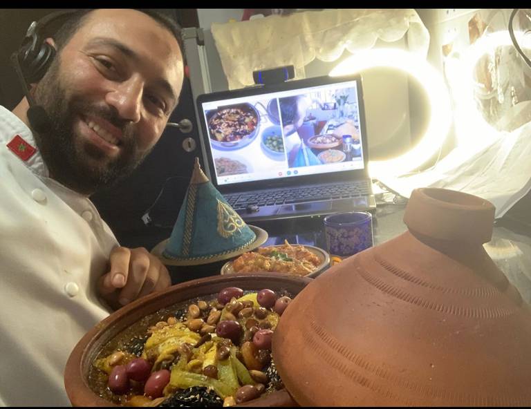 صورة لبدر غازي خلال تقديمه لدرس في الطبخ عبر تطبيق سكايب