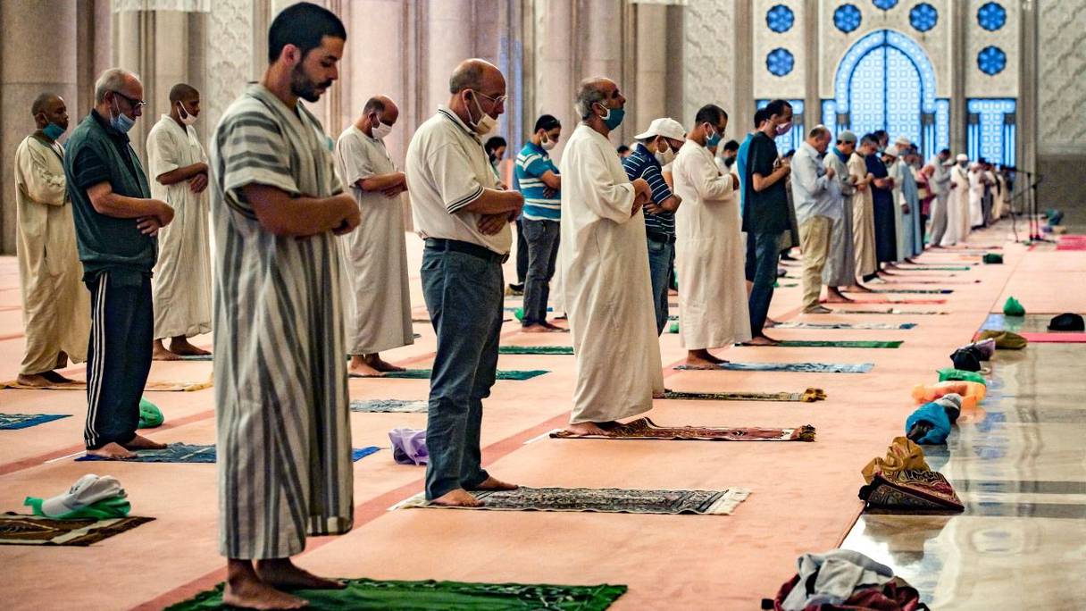 مسلمون يُقيِمون الصلاة داخل مسجد
