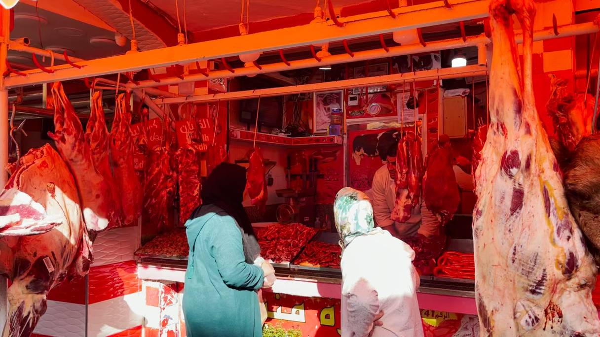 ارتفاع غير مسبوق في أسعار اللحوم (الصورة من سوق الجميعة بدرب السلطان)
