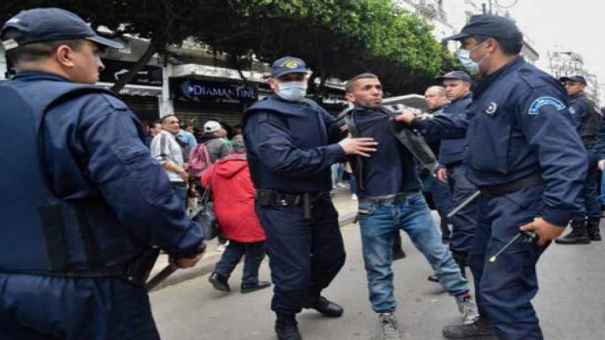 عناصر من شرطة الجزائر تعتقل مواطنا
