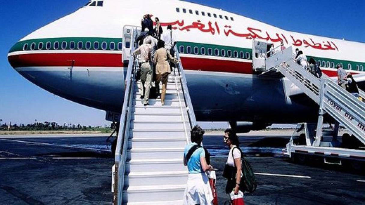 مسافرون يصعدون إلى طائرة تابعة لشركة لارام

