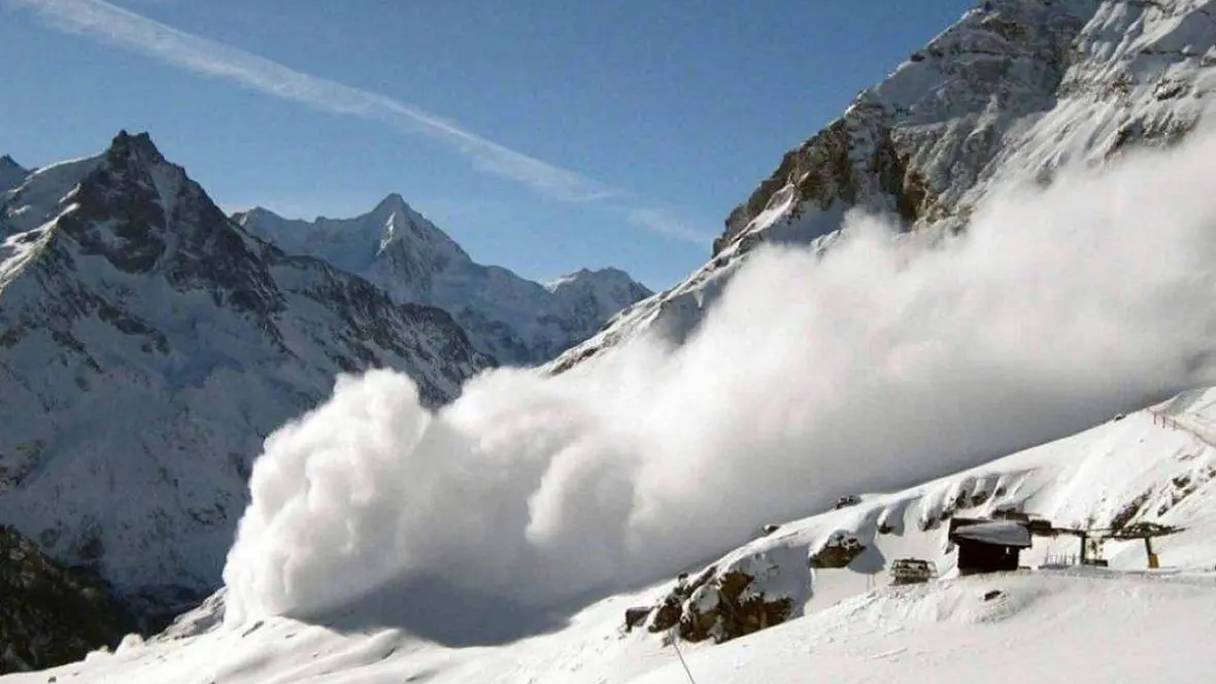 لحظة انهيار ثلجي في جبال الألب