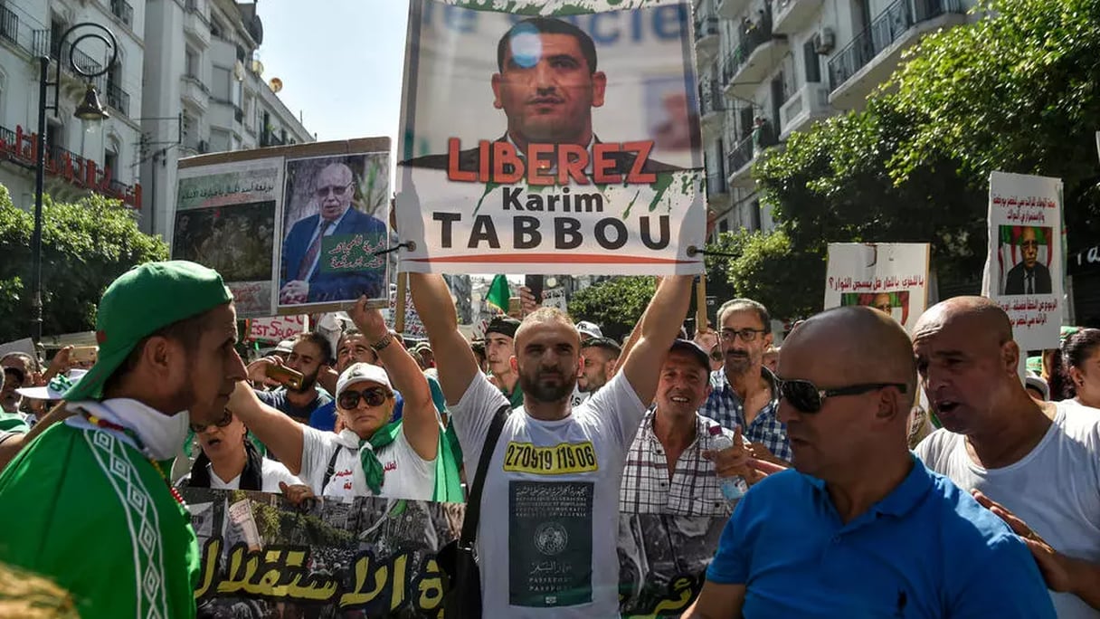 محتجون جزائريون يطالبون بالإفراج عن الناشط المعتقل كريم طابو
