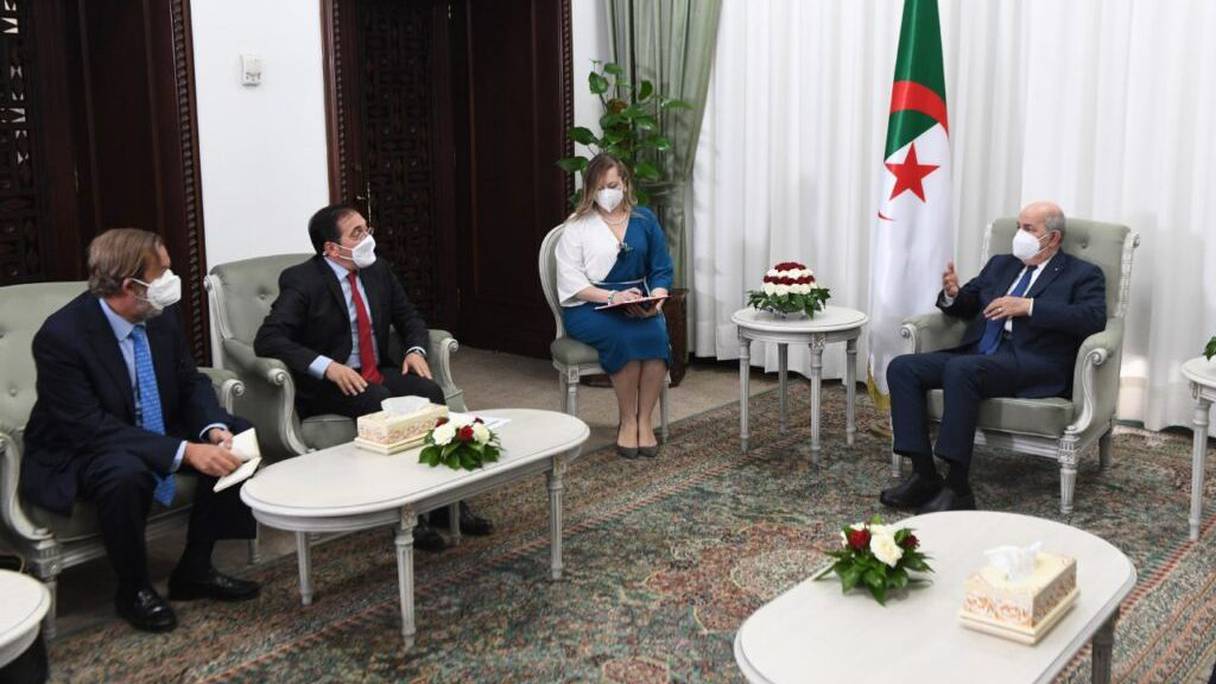 رئيس الدبلوماسية الإسبانية خوسي مانويل ألباريس لدى استقباله من طرف الرئيس الجزائري عبد المجيد تبون
