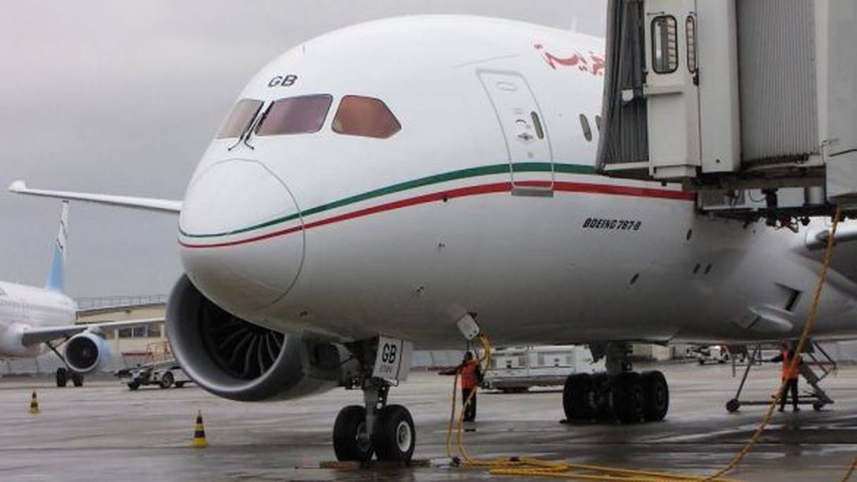طائرة تابعة لشركة لارام متوقفة بمطار محمد الخامس الدولي