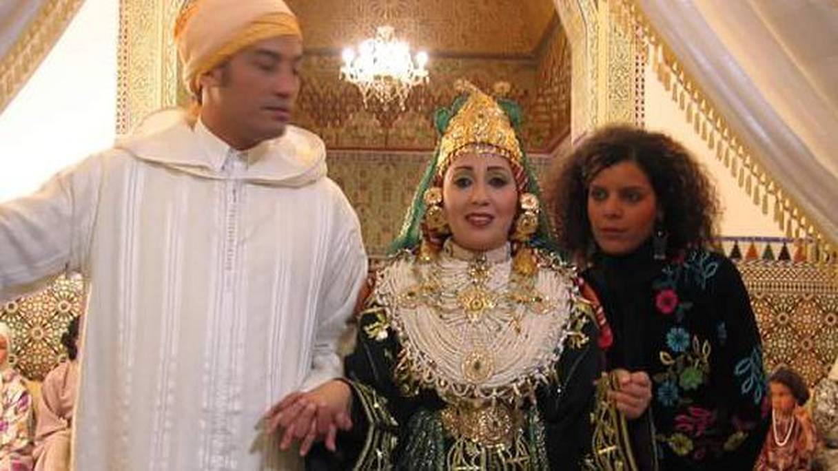 المخرجة بشرى إيجورك مع بطلي فيلم "البرتقالة المرة"
